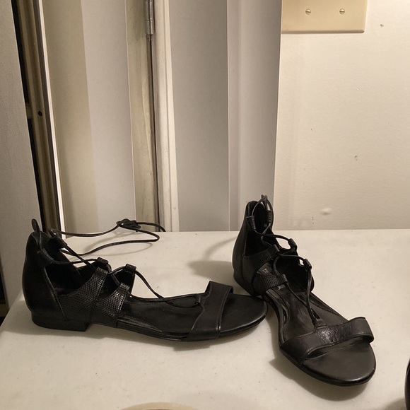 White House Black Market Vintage Strappy Black Flats/Sandals Sz 6M - Picture 6 of 8